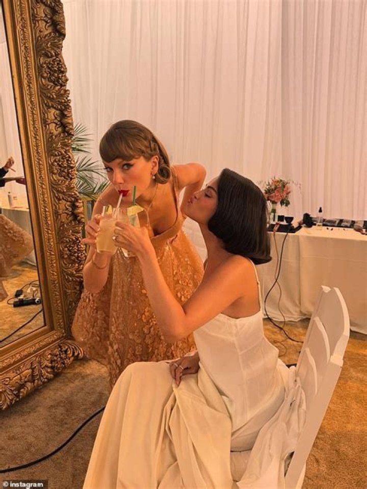Selena Gomez Shares Sexy Photo Taken At Justin Bieber’s House