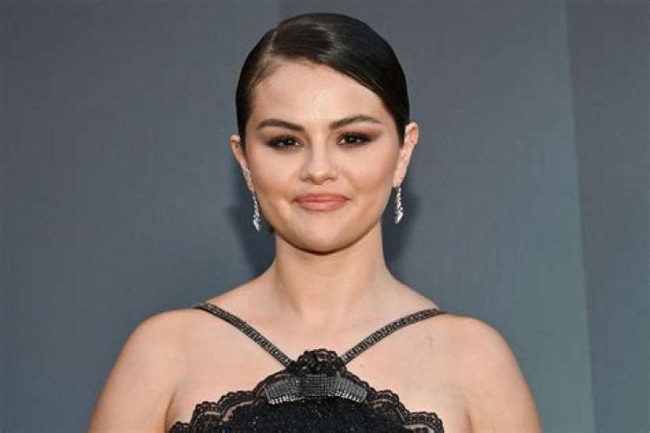 Selena Gomez Shows Off Kylie Jenner-Sized Lips & Bangs In Stunning Makeover — See Pics