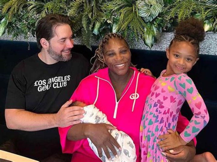 Serena Williams & Daughter, 2, Cuddle Up In Bed With Alexis Ohanian During Maldives Vacay — Pic