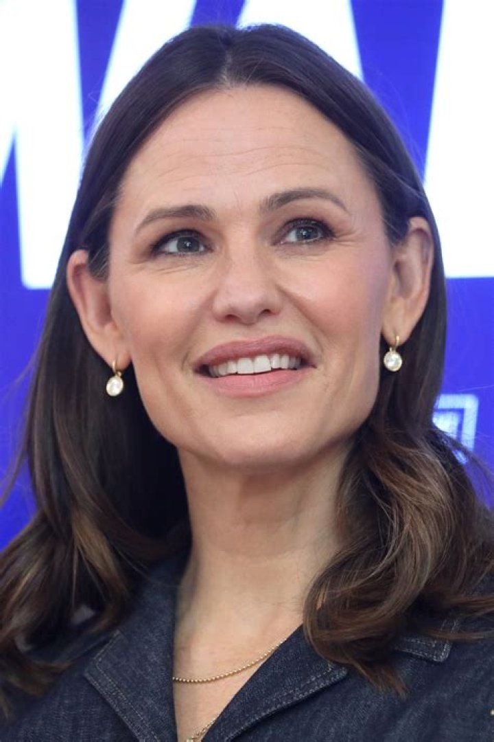 Sexed-Up Anne Hathaway — Jen Garner's a Great Kisser, But She Ain't Angie!