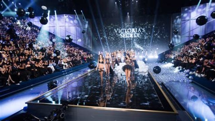 Sexiest Victoria’s Secret Models On VS Fashion Show Runway: Pics – Hollywood Life