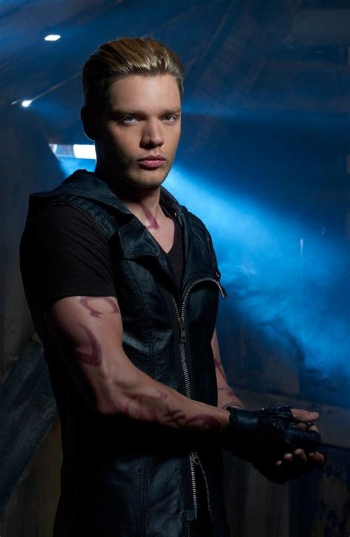 ‘Shadowhunters’ Star Dominic Sherwood Warns: Jace Is Going To Do ‘Awful Things’ As The Owl