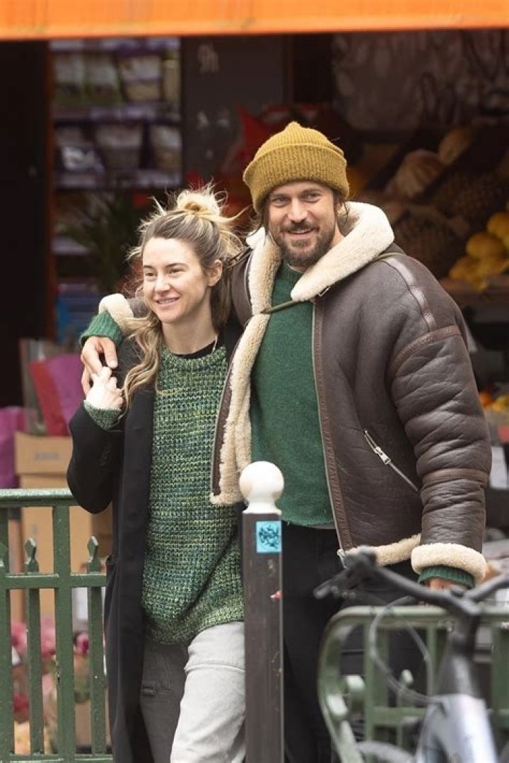 Shailene Woodley & Aaron Rodgers Go Grocery Shopping: Photos – Hollywood Life
