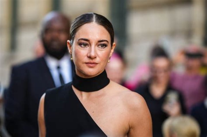 Shailene Woodley Rocks Curly Hair In Photos After Aaron Rodgers Split – Hollywood Life