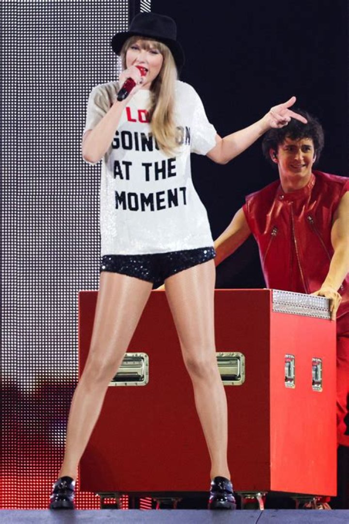 Shania Twain Talks Taylor Swift Wearing One of Her Shirts – Hollywood Life