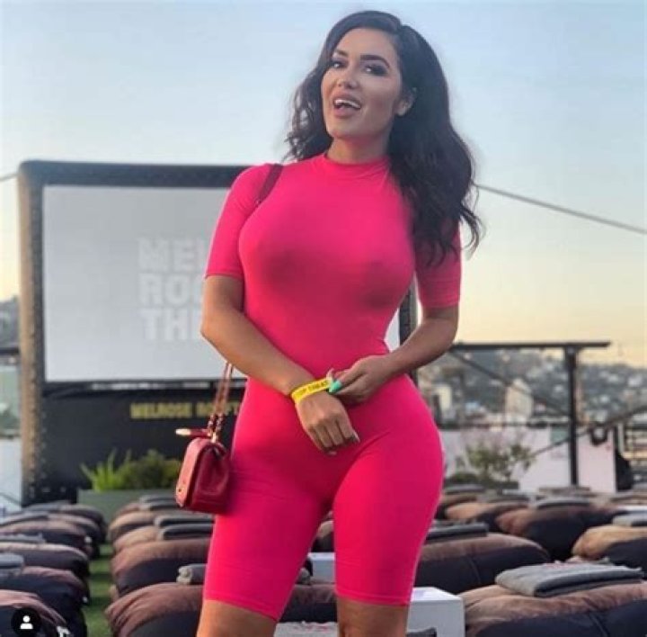 Shares Racy Instagram pic – Hollywood Life