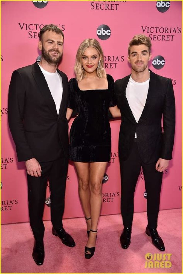 Shawn Mendes & Kelsea Ballerini: See Superstars Wearing Suits With No Shirts At The AMAs