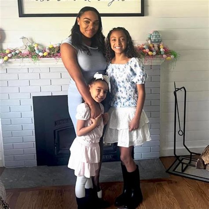 Shayanna Comforts 4-Year-Old – Hollywood Life