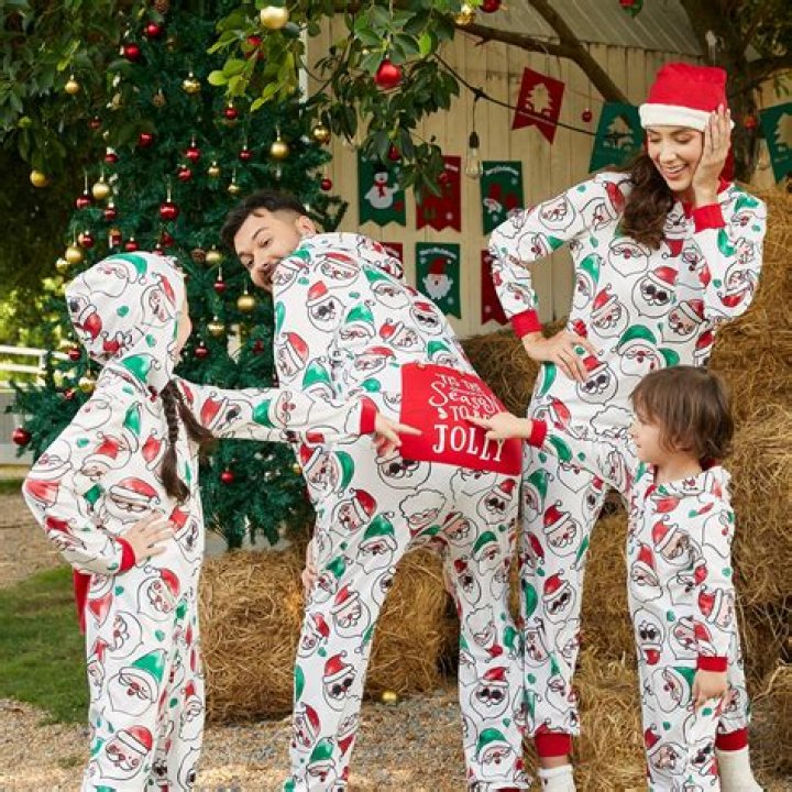 Shirtless Cole DeBoer Cradles Chelsea Houska’s Baby Bump In Matching PJs For Christmas Eve