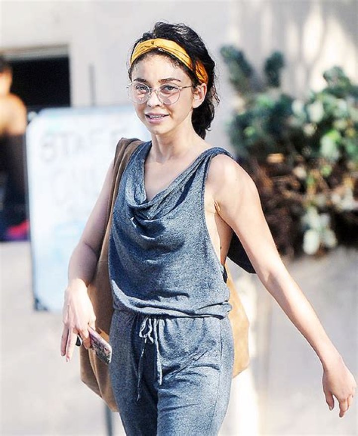 Shop For The Accessory Like Sarah Hyland’s – Hollywood Life
