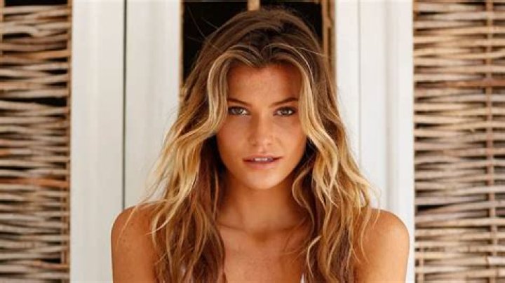 ‘SI’ Model Samantha Hoopes Lounges In Tiny Bikini With New Carl’s Jr. Burger For Sexy Ad