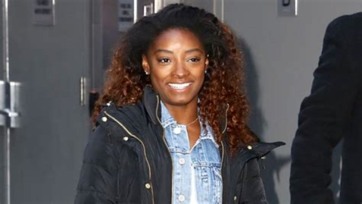 Simone Biles Giggles As She Snuggles Up With Jonathan Owens in Cute Selfie Video — Watch