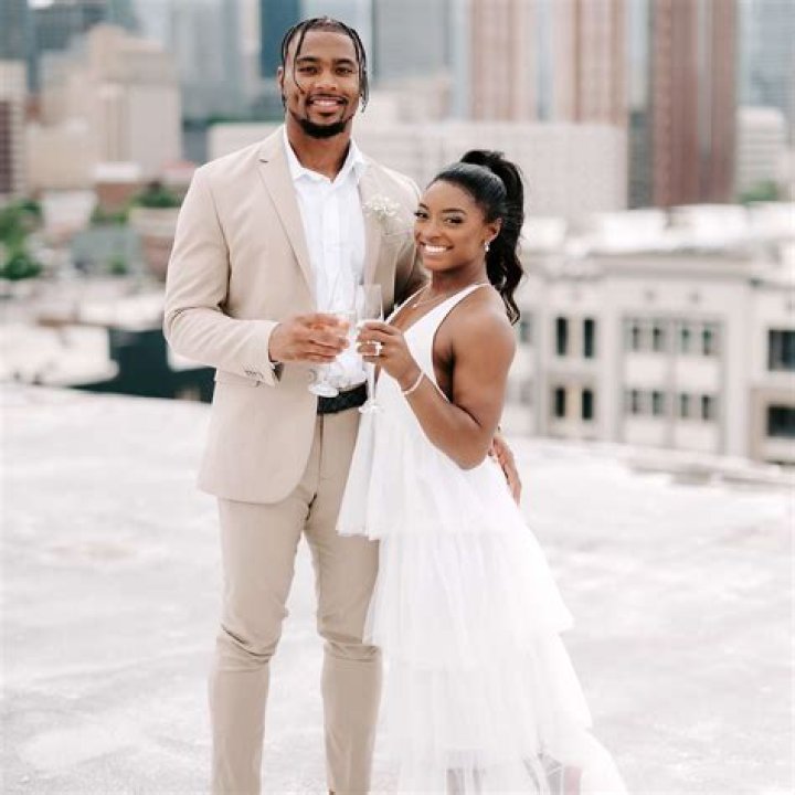 Simone Biles Makes Out With BF Jonathan Owens On Romantic Dinner Date – Pic