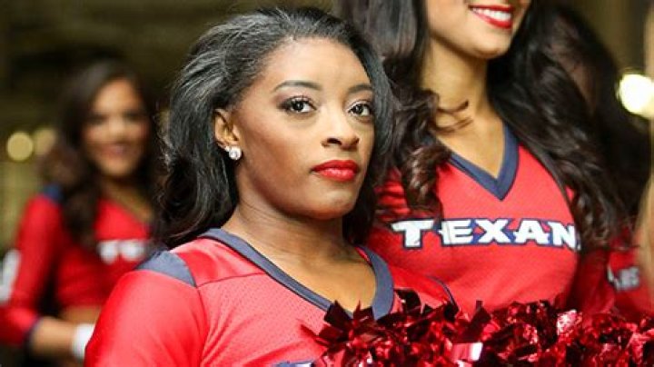 Simone Biles Rocks Daisy Dukes & Engagement Ring While Saying ‘Yes To The Dress’