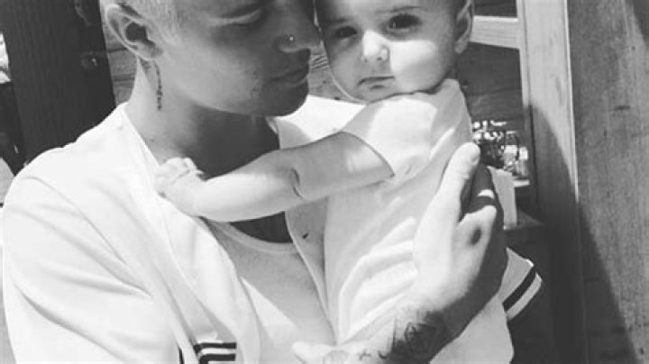 Singer Pranks Fans With Fatherhood Claims – Hollywood Life