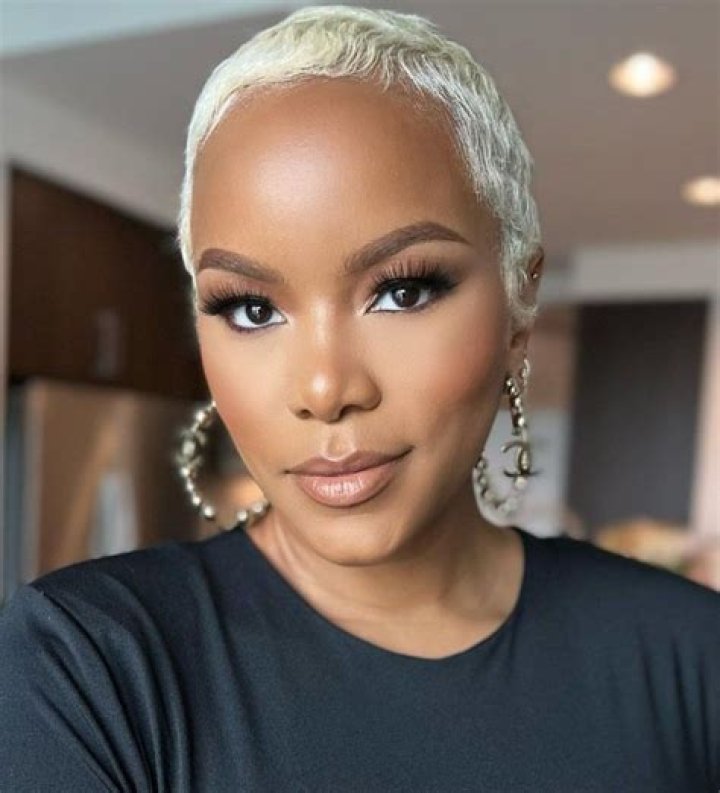 Singer Shows Off Platinum Blonde Pixie – Hollywood Life