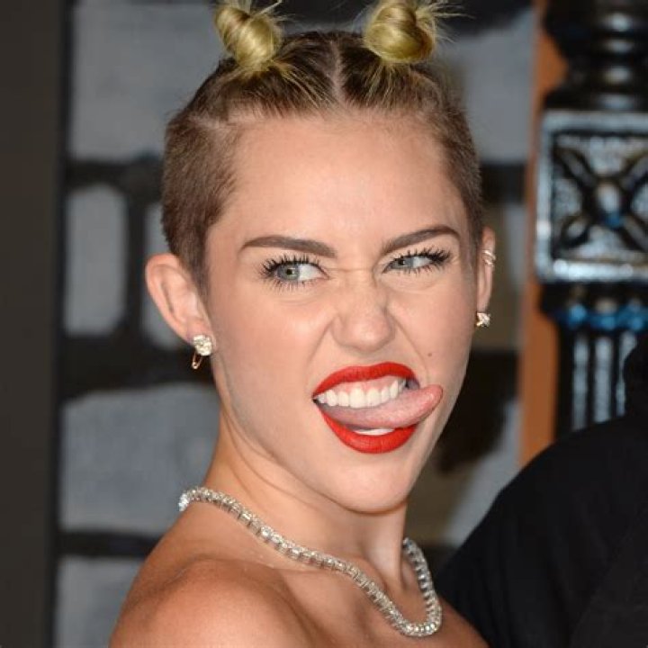 ‘SNL’: Miley Cyrus Fakes An Orgasm In Hilarious Skit — Watch Video