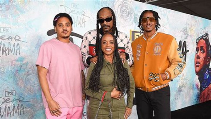 Snoop Dogg Brings Wife & Sons To The ‘Dear Mama’ Premiere: Photos – Hollywood Life