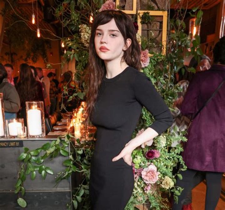 Sophie Powers Shows The Strength In Vulnerability With New Punk Anthem ‘Life Goes On’