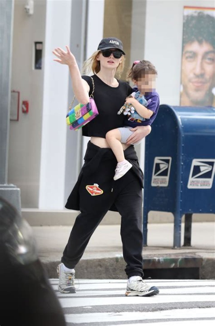 Sophie Turner Bares Her Stomach In Crop Top While Out With Joe Jonas & Daughter Willa, 1 — Photos