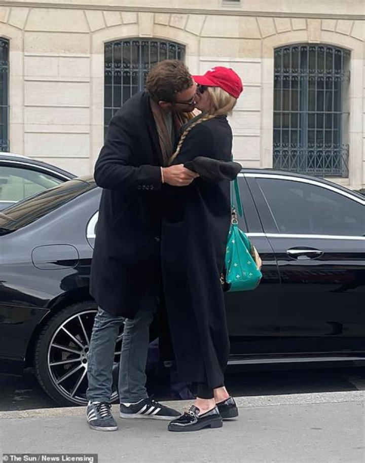 Sophie Turner & Joe Jonas Wear Masks & Gloves Amid Coronavirus Fears & Pregnancy Reports — Pic