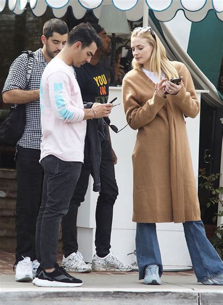 Sophie Turner Snoops On Joe Jonas’ Cell Phone During Date In LA: Pic – Hollywood Life