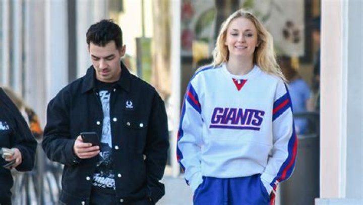 Sophie Turner Wears Baggy Sweatshirt On Instagram With Joe Jonas – Hollywood Life