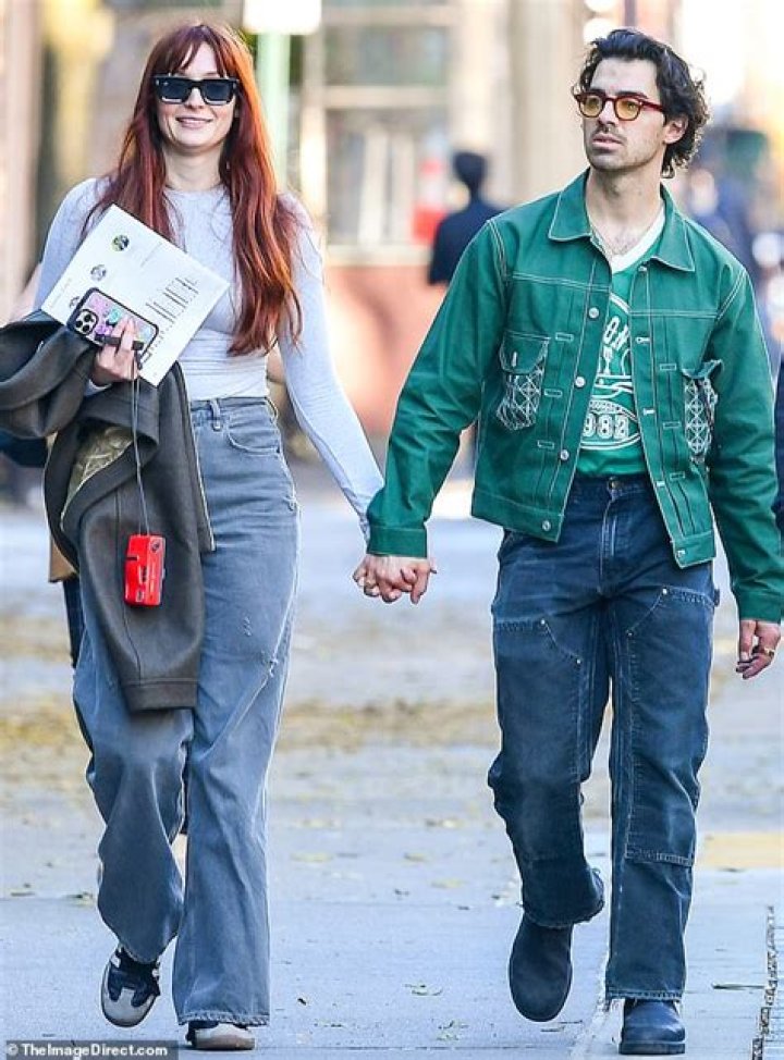 Sophie Turner Wears Green Dress At Lunch With Joe Jonas — Photos – Hollywood Life