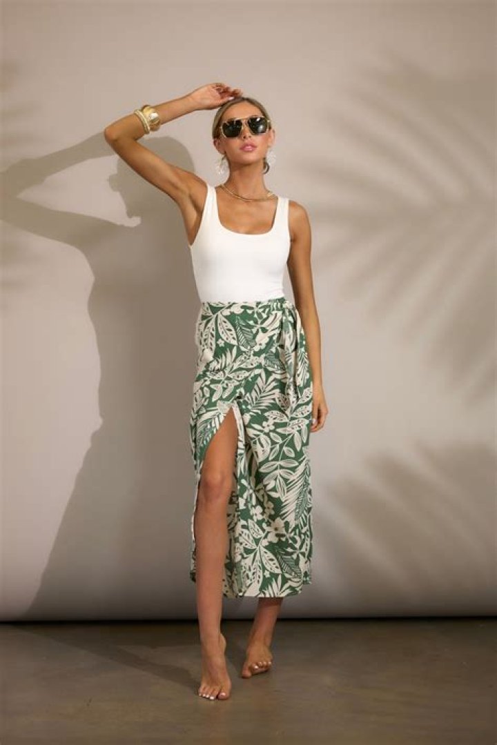 Stars Wearing Sexy Wrap Skirts For Summer: Photos Of Khloe Kardashian & More