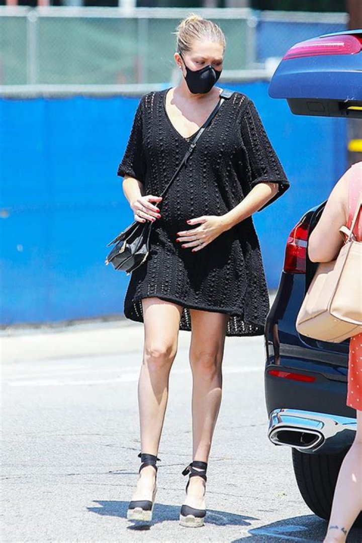 Stassi Schroeder Cradles Her Baby Bump In Tight Black Mini Dress: Pics – Hollywood Life