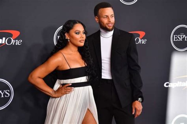 Steph & Ayesha Curry Dress as The Grinch & Cindy Lou Who – Pics – Hollywood Life