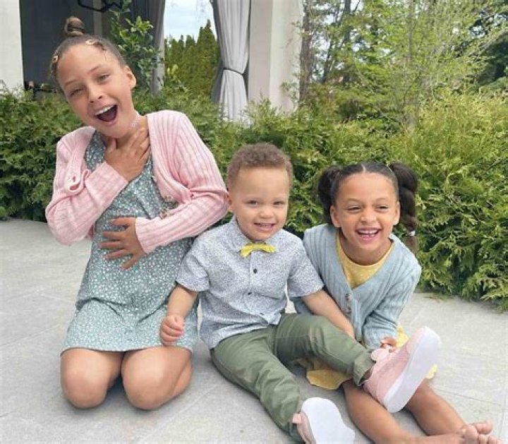 Steph & Ayesha Curry’s Adorable Kids Ryan, Riley, & Canon Cuddle Close In Sweet New Instagram Snap