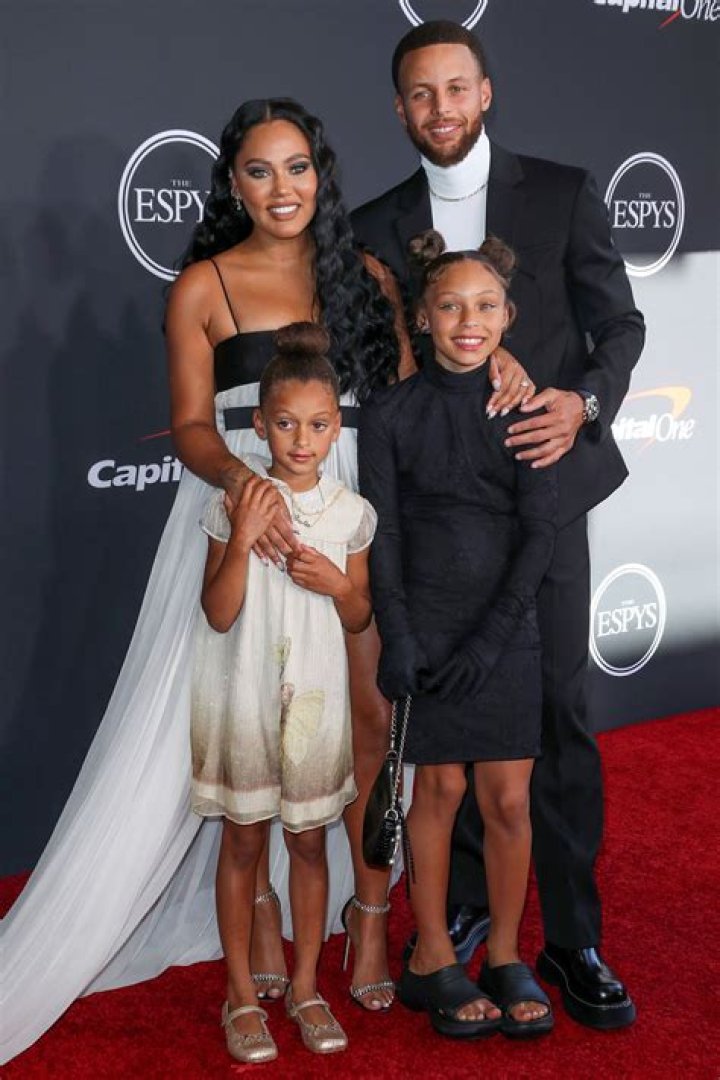 Steph Curry & Ayesha’s Daughter, Ryan, Looks Grown Up In Party Dress – Hollywood Life