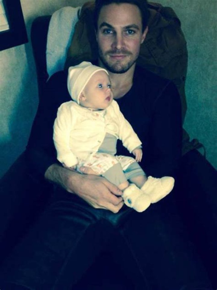 Stephen Amell’s Daughter Mavi Supports ‘Arrow’ With Cartoon Printed Onesie – Hollywood Life