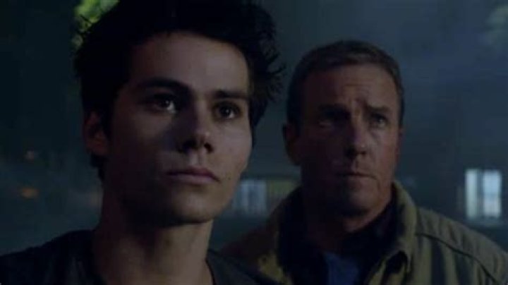 Stiles And Malia Kiss In ‘Echo House’ – Hollywood Life