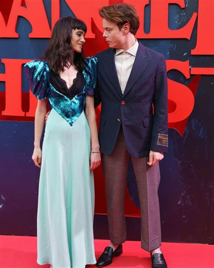‘Stranger Things’ Stars Natalia Dyer & Charlie Heaton Step Out in NYC – Hollywood Life