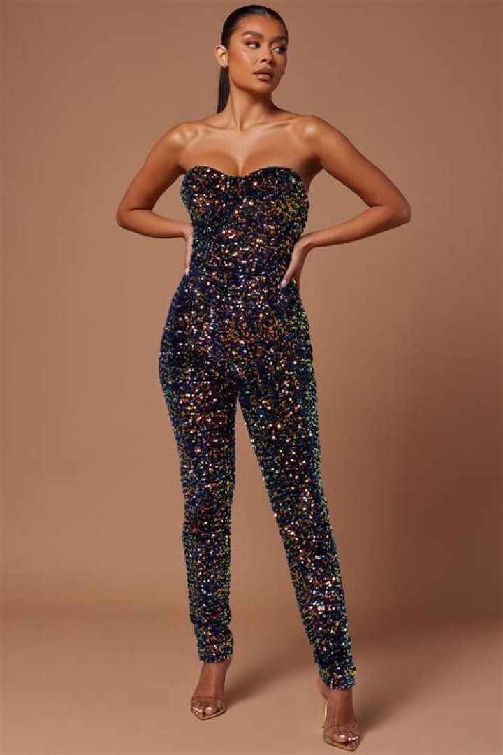 Stuns In Sparkling Jumpsuit – Hollywood Life