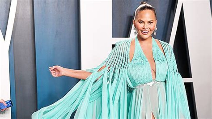Stuns In Teal Gown – Hollywood Life