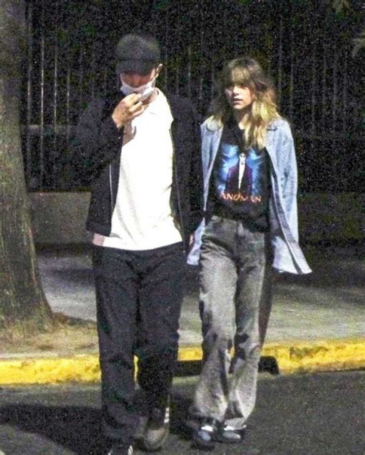 Suki Waterhouse Shows Off Baby Bump in Mirror Selfie Amidst Pregnancy – Hollywood Life
