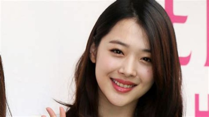 Sulli Dead At 25: K-Pop Singer Found Dead At Home & Fans Are Devastated