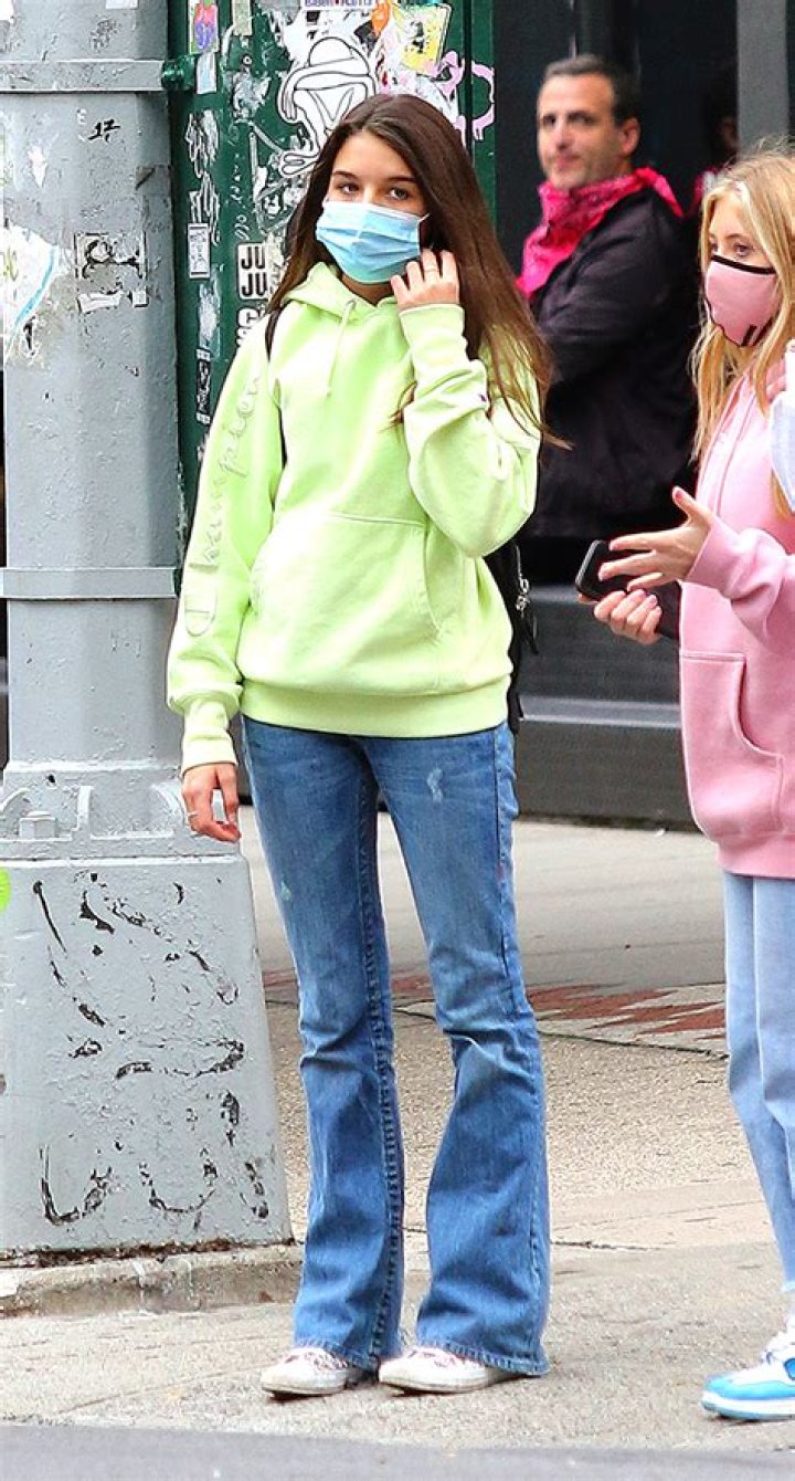 Suri Cruise, 14, Rocks Flared Jeans During Outdoor Study Session With Friends — See Pics