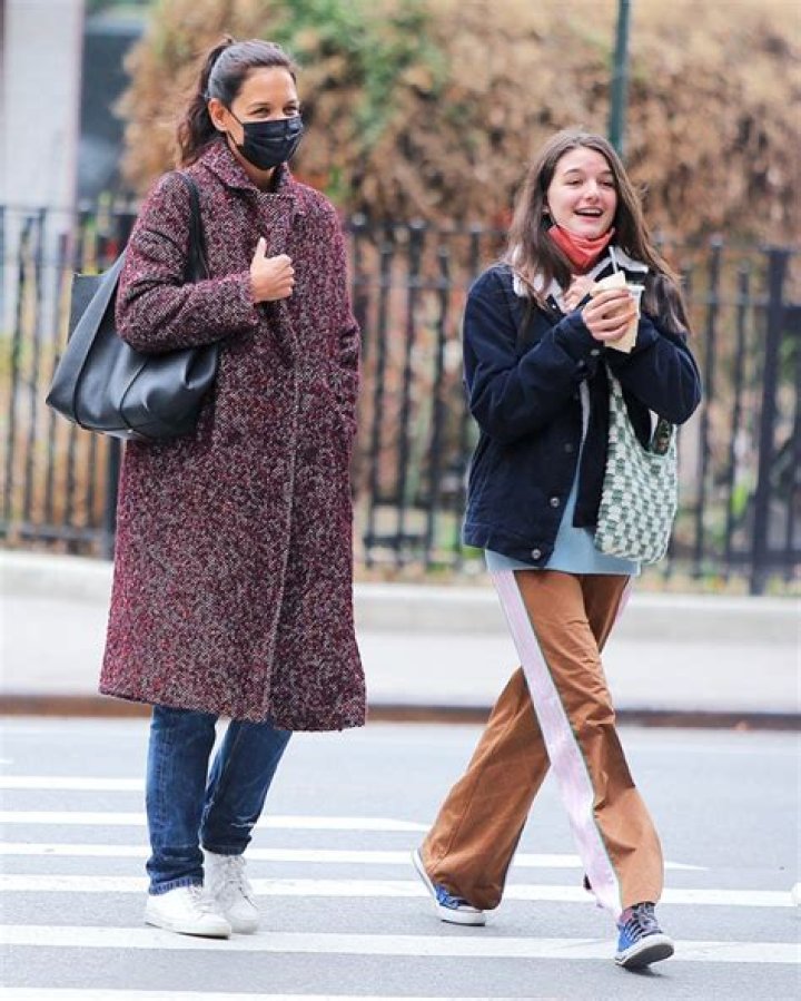 Suri Cruise Looks So Tall On Stroll With Mom Katie Holmes In NYC – Hollywood Life