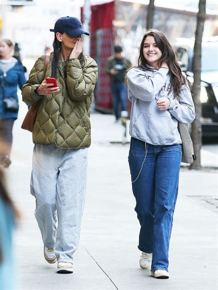 Suri Cruise & Mom Katie Holmes Rock Baggy Jeans In NYC: Photos – Hollywood Life