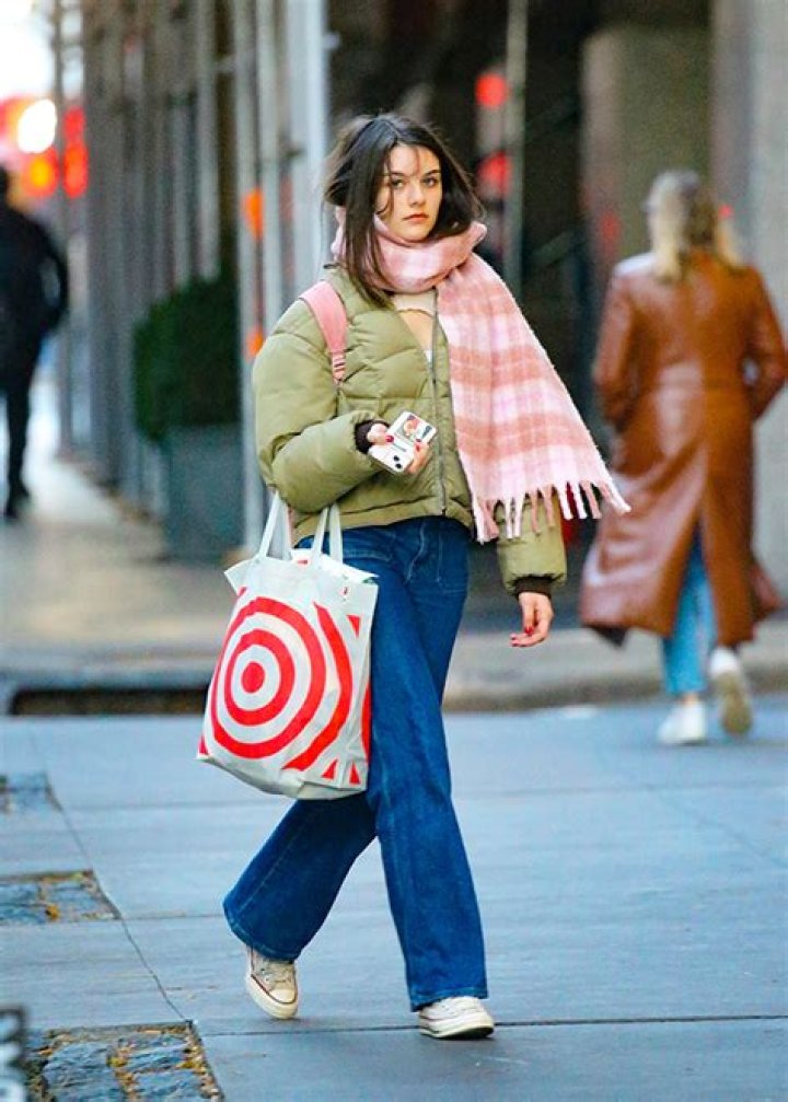 Suri Cruise Rocks Flared Jeans, Looks Like Katie & Tom In NYC: Photos – Hollywood Life