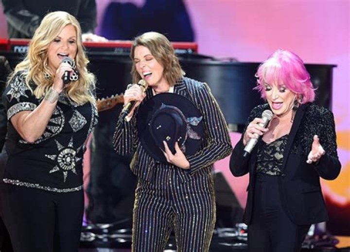 Tanya Tucker & Brandi Carlile Belt Out ‘Delta Dawn’ In Powerful All-Girl Performance At CMT Awards