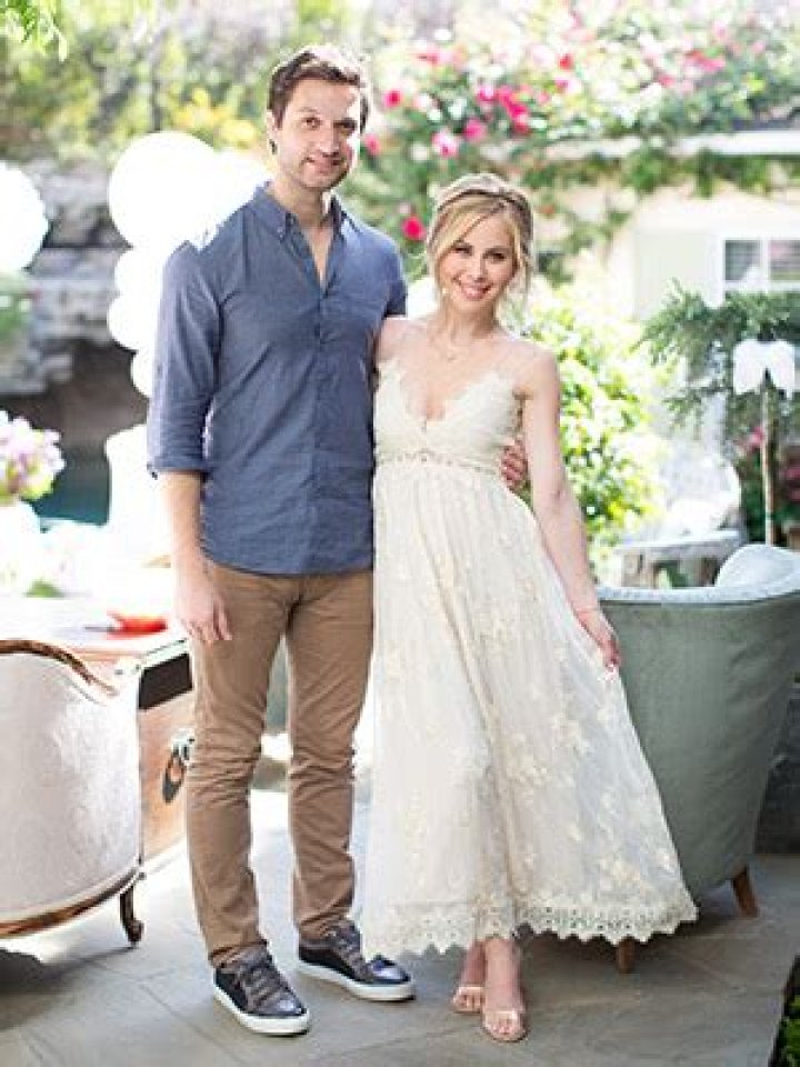 Tara Lipinski Reveals Wedding Dress Details & More – Hollywood Life