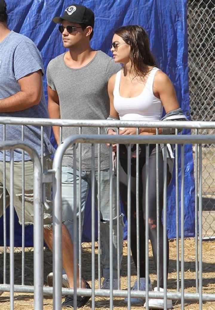 Taylor Lautner Flaunts Serious PDA With Sexy Model Kyra Santoro — See Pics