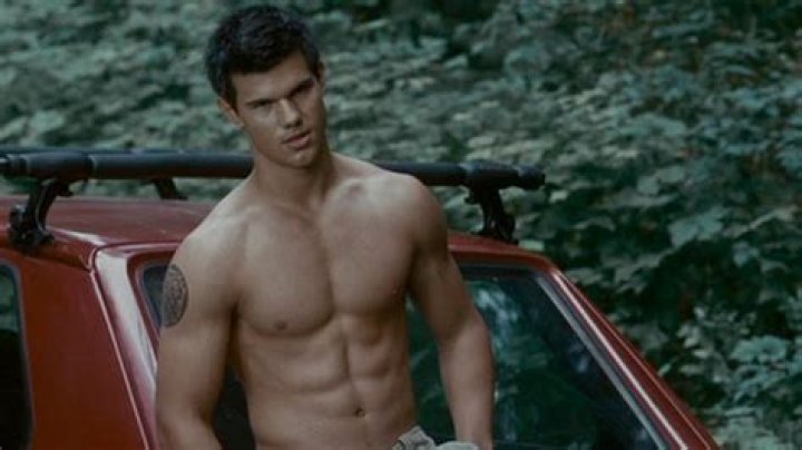 Taylor Lautner Shirtless? Find Out – Hollywood Life