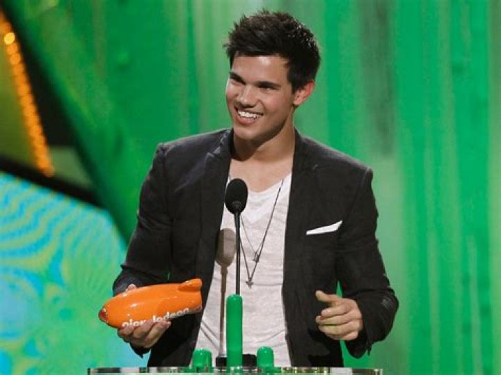 Taylor Lautner Talks ‘Twilight’ Resentment & Fame – Hollywood Life