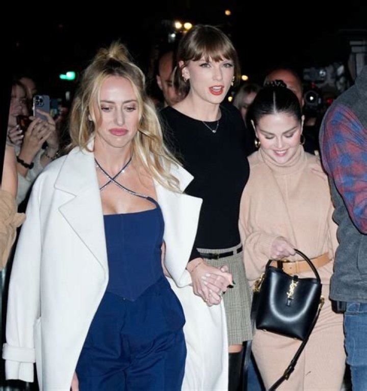 Taylor Swift and Brittany Mahomes Have Fun Girls Night Out: Photos – Hollywood Life